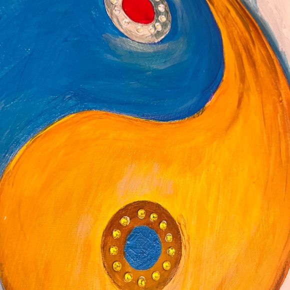 Yin-yang Adorn with 26 Swarovski Crystal stones. - Picture 6 of 6